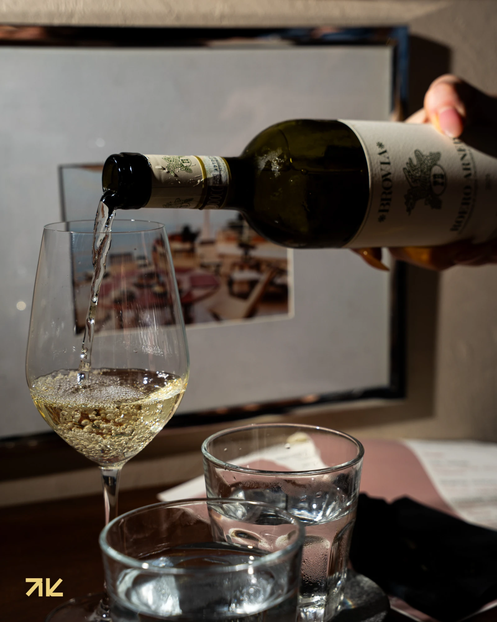 Vino blanco servido junto a la mesa de Macchialina