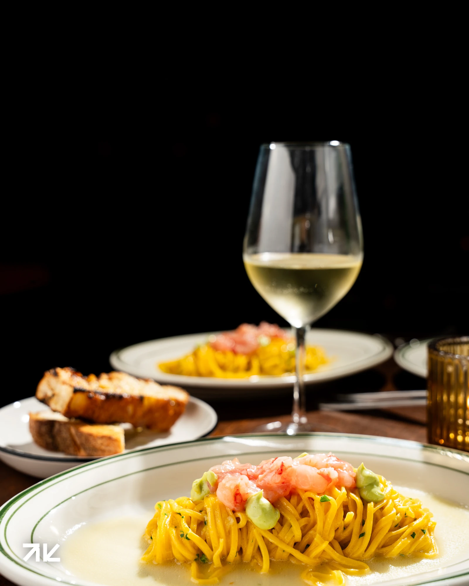 Tagliolini con vino blanco y luz dramática en Macchialina